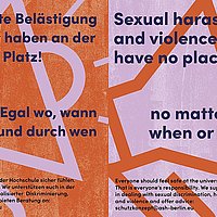 Zwei Plakate in orange und lila mit der Zeichnung eines Megafons sind im Hintergrund zu sehen. Im Vordergrund steht auf deutsch und englisch, dass sexualisierte Diskriminierung und Gewalt an der ASH Berlin keinen Platz haben.