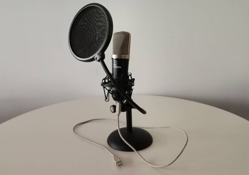 Foto eines USB-Mikrofons mit Tischstativ und Popfilter