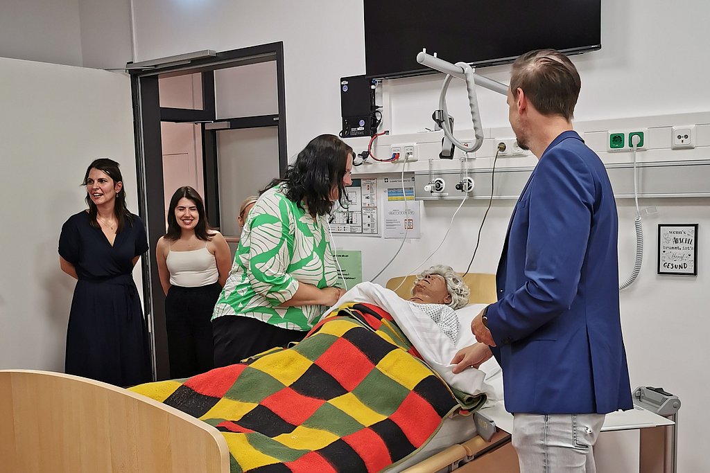 Haußdörfer and Lemm at a patient bed in the Skills Lab