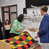 Haußdörfer and Lemm at a patient bed in the Skills Lab