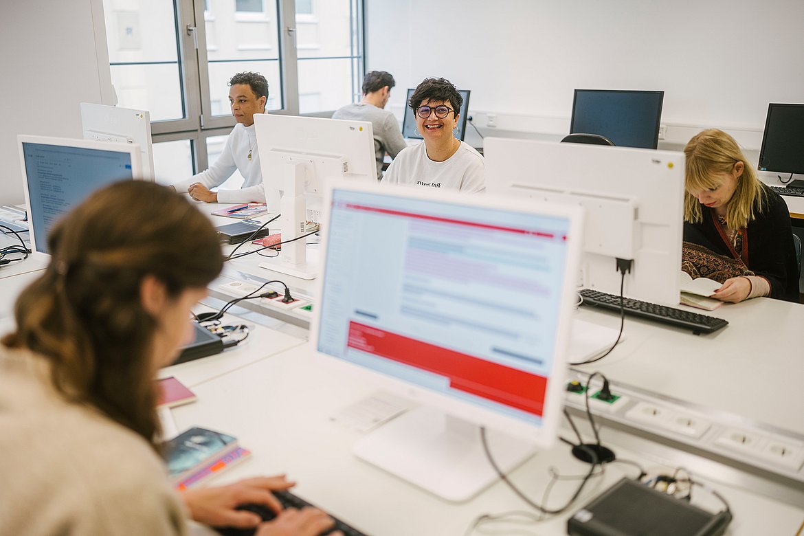 Studierende der ASH Berlin sitzen im Computerraum der Hochschule und arbeiten