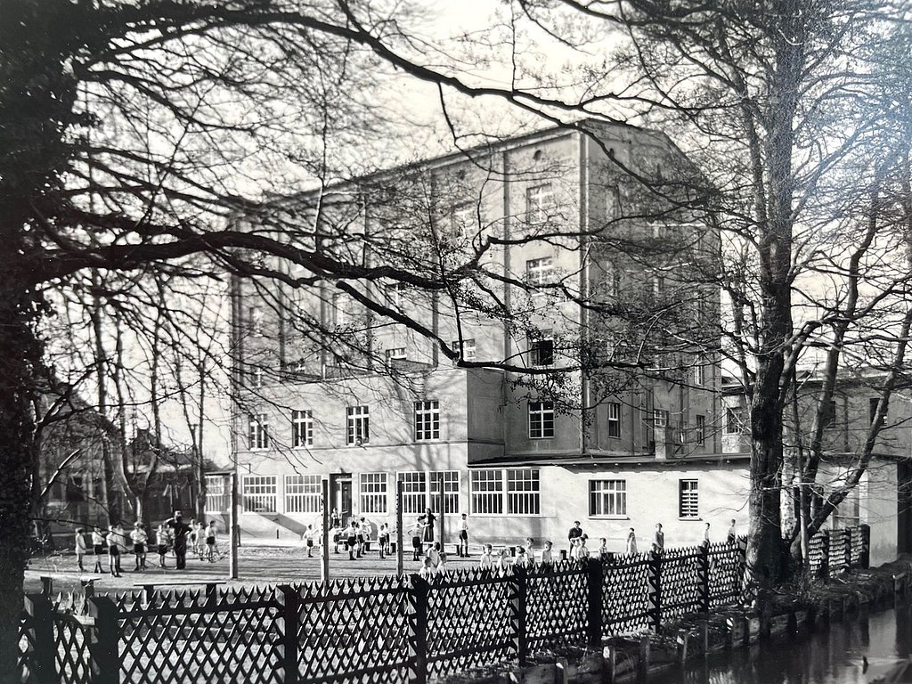 Eine alte, schwarz-weiße Ansichtskarte des Kinderheims Himmelpfort in den 1950er Jahren