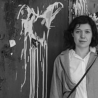 Yevgenia Belorusets vor einer Wand mit geradem Blick in die Kamera