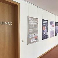 Auf dem Foto sind Plakate vor dem Audimax zu sehen. Die Plakate sind Teil einer Ausstellung gegen Sexismus. 