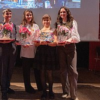 Gruppenfoto von den vier ausgezeichneten Personen auf der Bühne des Audimax der ASH Berlin