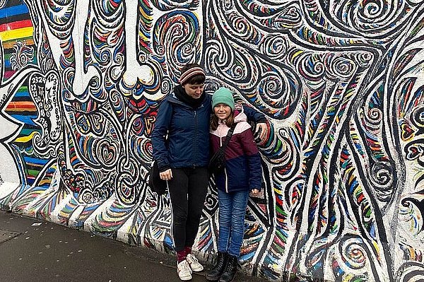 Lea und ihre Schwester vor der Berliner Mauer 