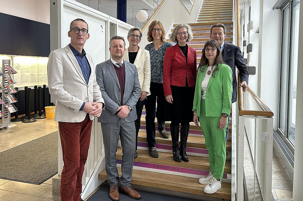 Gruppenfoto der Delegation auf der Treppe im ASH-Foyer