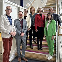 Gruppenfoto der Delegation auf der Treppe im ASH-Foyer