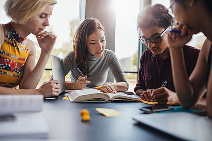 Studierende lernen gemeinsam an einem Tisch