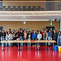 Gruppenfoto von Studierenden im Audimax der ASH Berlin