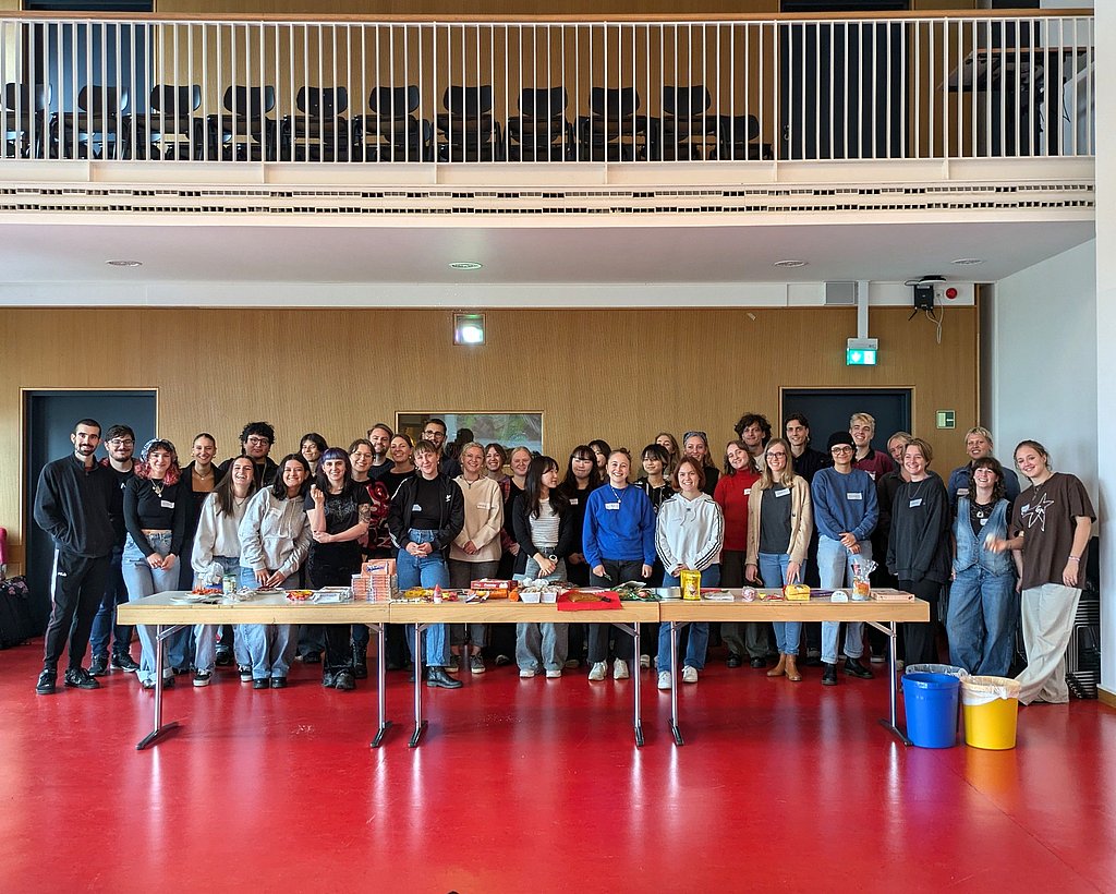 Gruppenfoto von Studierenden im Audimax der ASH Berlin