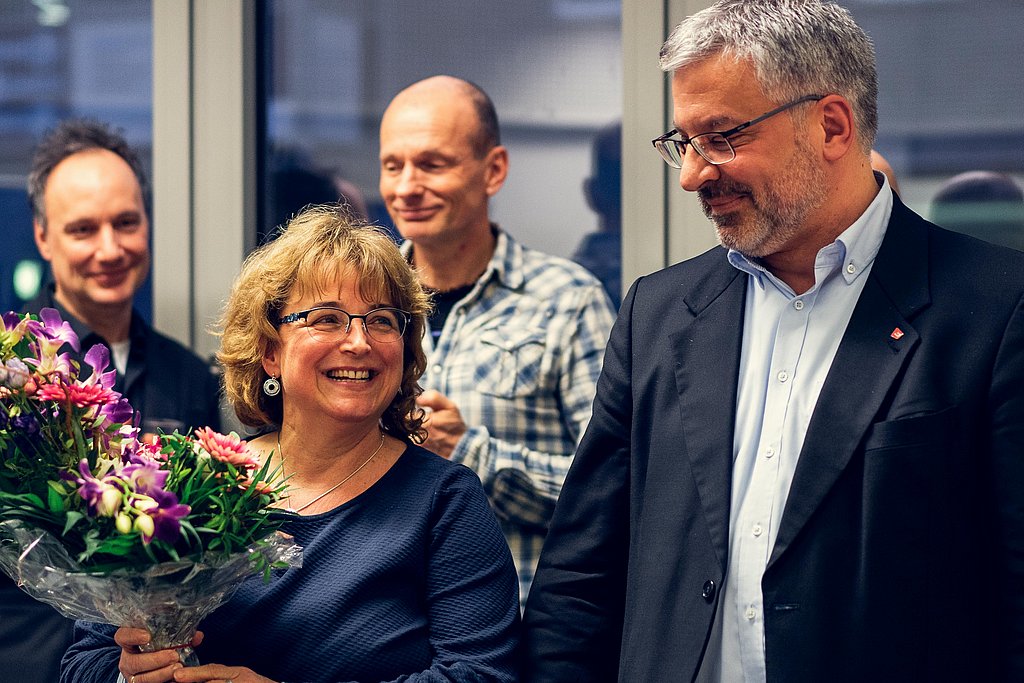 Andreas Flegl überreicht Blumen an seine Sekretärin Beate Schmidt