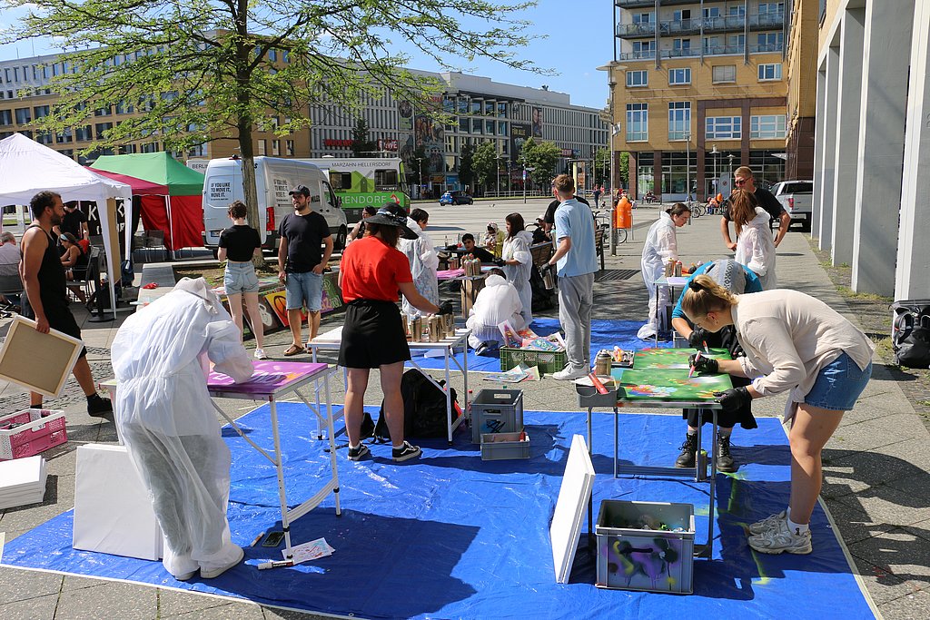 People painting at Alice Salomon Platz