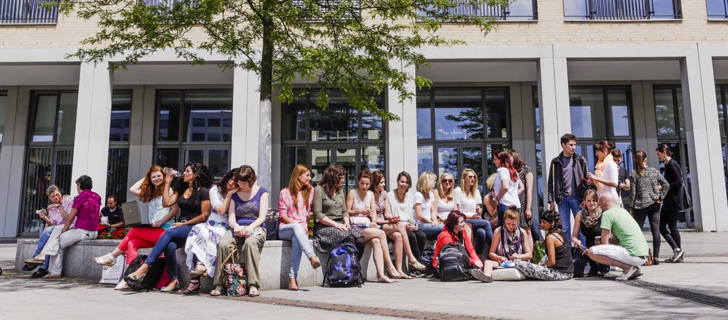 Der Alice Salomon Platz im Sommer ist ein beliebter Ort, um andere Studierende zu treffen.