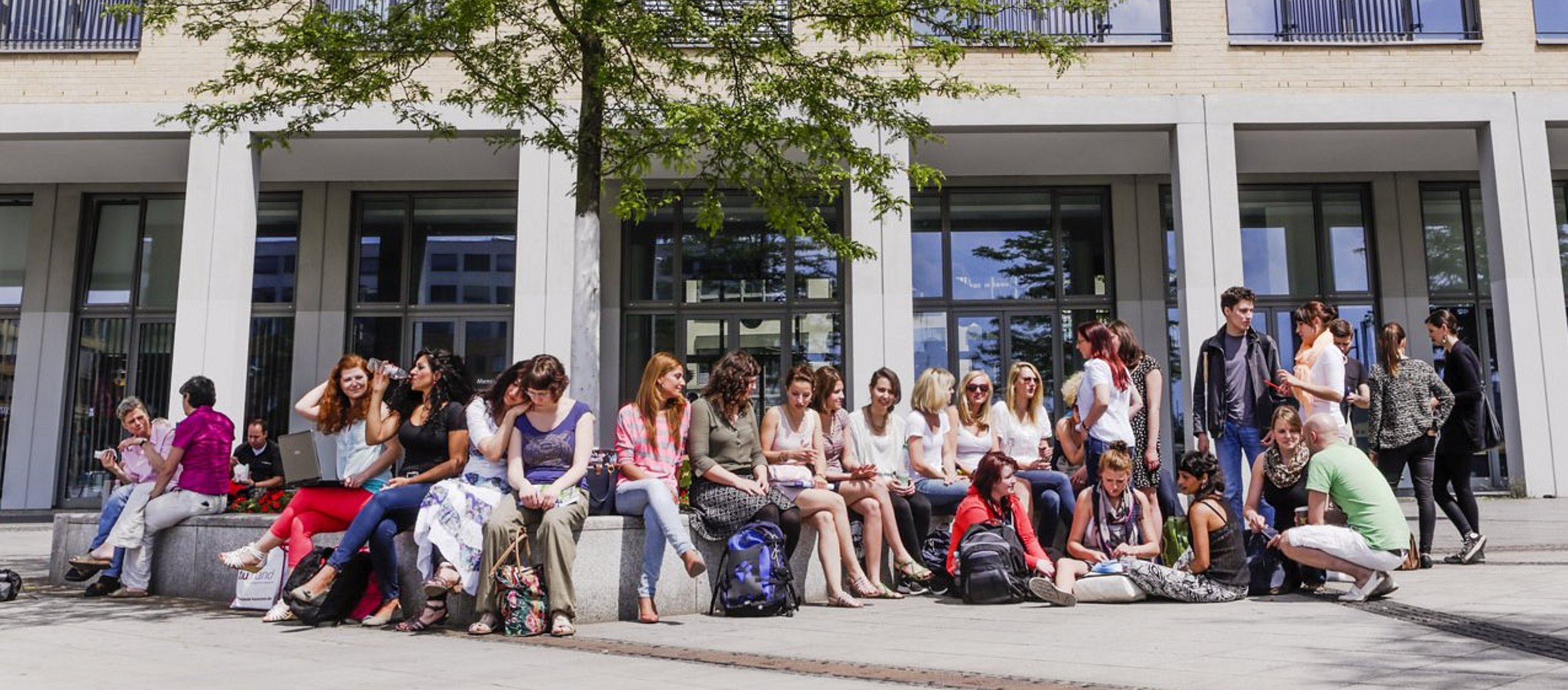 Der Alice Salomon Platz im Sommer ist ein beliebter Ort, um andere Studierende zu treffen.