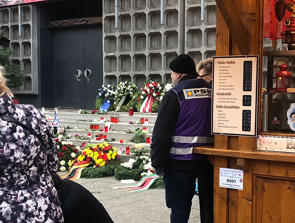 Das Foto zeigt auf Treppenstufen gestellte Kerzen zum Gedenken an die Opfer des Anschlags vom Breitscheidplatz